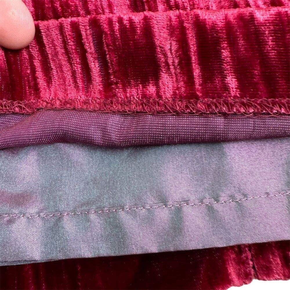 Vintage Guess Women's Crushed Velvet Mini Skirt Burgundy Size 29 - Picture 2 of 8